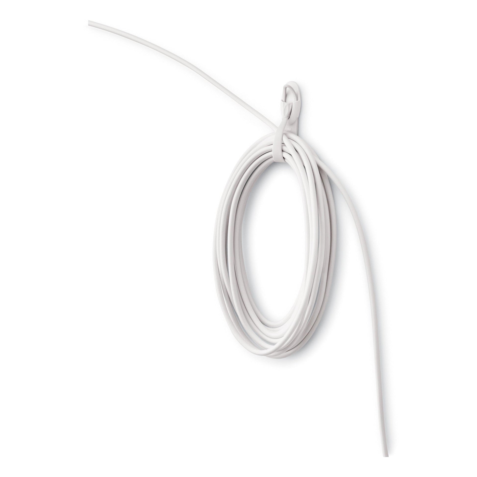 Ein Command™ Kabelhalter, 17304-FR von 3M Deutschland GmbH (1 Stück) wird als weiße, zu einer Schlaufe gewickelte Elektroleitung mit gesichertem Ende vor weißem Hintergrund präsentiert.