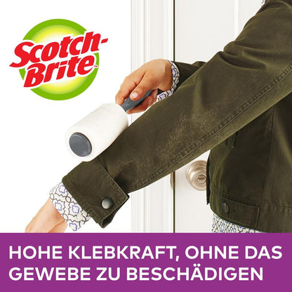 Una persona utilizza il rullo levapelucchi Scotch-Brite™ Everyday Clean Mini, 30 fogli, manico colorato di 3M Deutschland GmbH sulla manica di una giacca verde scuro. Testo: "FORTE ADESIONE, SENZA DANNEGGIARE IL TESSUTO.