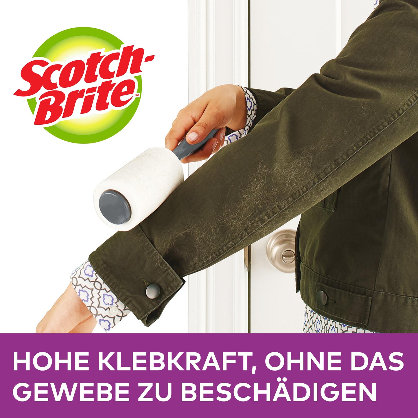 Eine Person verwendet die Scotch-Brite™ Everyday Clean Ersatz-Fusselrolle (30 Blatt, 1 Stück) von 3M Deutschland GmbH auf dem Ärmel einer dunkelgrünen Jacke. Unten steht: "Hohe Klebkraft, ohne das Gewebe zu beschädigen.