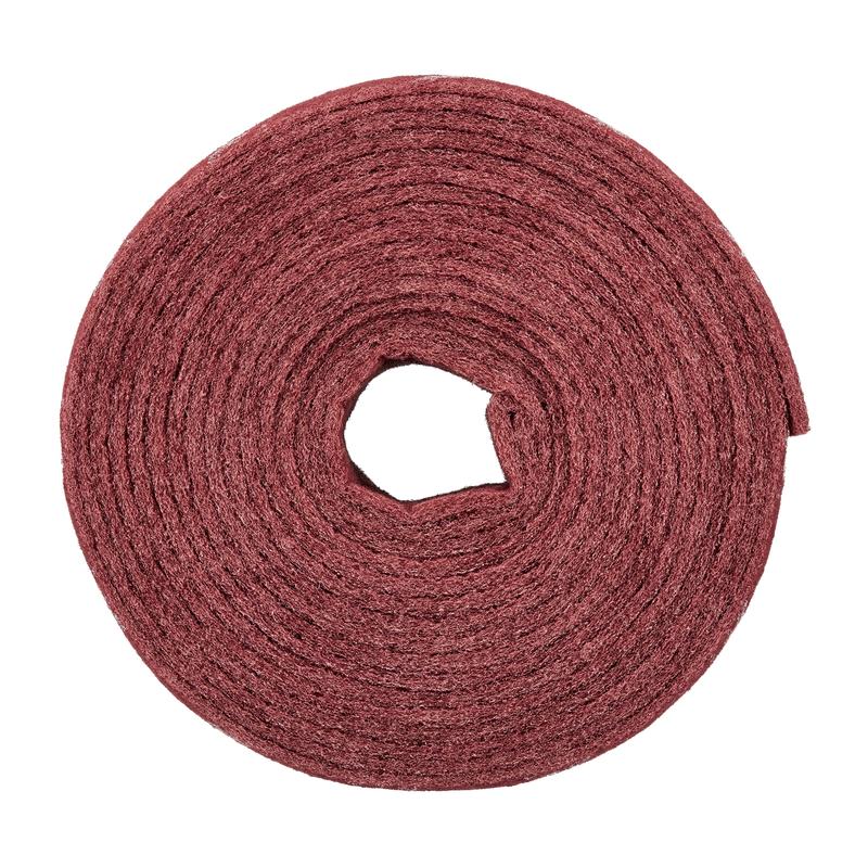 Rote Schleifrolle mit rauer Oberfläche und unregelmäßiger Innenöffnung, flach auf hellem Hintergrund dargestellt.