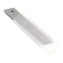 Ein rechteckiges transparentes Etui mit der Aufschrift "SPARE BLADES" enthält Nölle Profi Brush Abbrechklingen von Nölle Profi Brush Bürsten- & Pinseltechnik e.K., wobei eine hochwertige Klinge teilweise sichtbar ist und ein Loch in der Nähe des Randes aufweist.