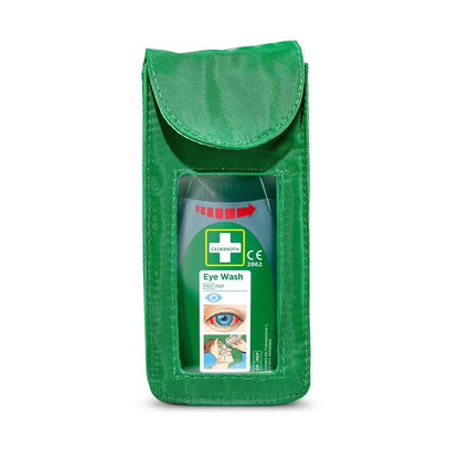 Una bottiglia di lavaggio oculare Cederroth verde in un astuccio Orkla Wound Care AB per il modello di borsa per lavaggio oculare Cederroth (Ref 7221). Con patta, etichetta frontale con immagine dell'occhio, istruzioni per l'uso e freccia di apertura. Adatto per astuccio Ref 7221.