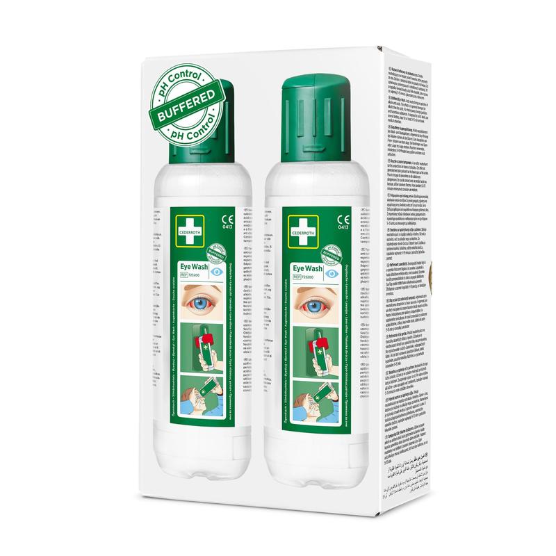 Una scatola bianca contiene due bottiglie da 500 ml di lavaggio oculare Cederroth di Orkla Wound Care AB, ciascuna con un tappo verde e istruzioni per il lavaggio oculare. La scatola mostra un grafico del pH "BUFFERED" verde - ideale per incidenti agli occhi. La confezione contiene 2 pezzi.