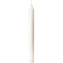Una singola candela di stearina Duni GmbH non illuminata 24x250 mm in bianco, con stoppino visibile, è posizionata verticalmente davanti a uno sfondo bianco semplice. Confezione da 30 pezzi, ideale per occasioni festive.