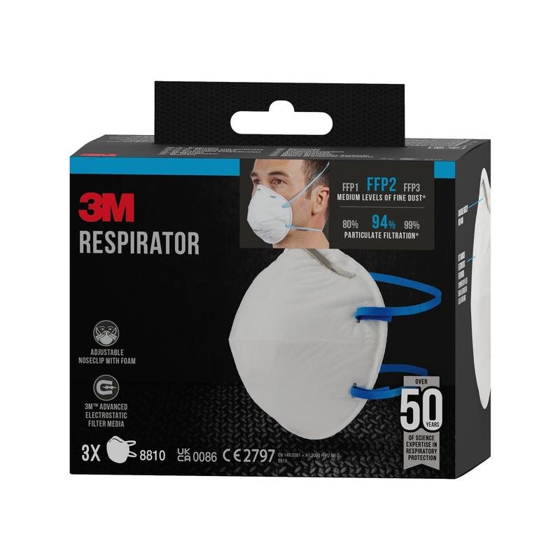 Maschera antiparticolato 3M™ 8810, FFP2, senza valvola, confezione da 3 di 3M Deutschland GmbH. La confezione mostra una persona con la maschera e mette in evidenza la filtrazione FFP2 e la clip nasale regolabile. Contiene 3 maschere per confezione.