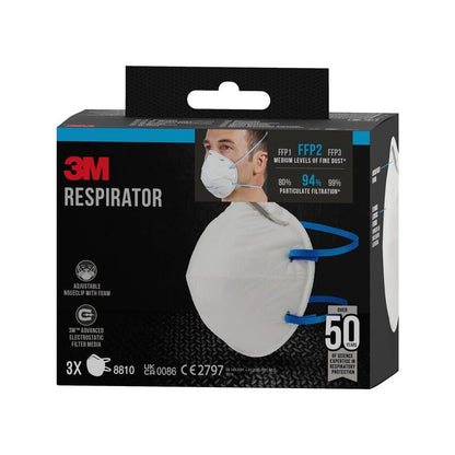 Maschera antiparticolato 3M™ 8810, FFP2, senza valvola, confezione da 3 di 3M Deutschland GmbH. La confezione mostra una persona con la maschera e mette in evidenza la filtrazione FFP2 e la clip nasale regolabile. Contiene 3 maschere per confezione.