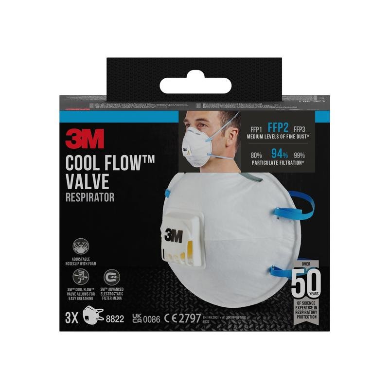 Una confezione di maschere antipolvere 3M™ Cool Flow™ 8822, FFP2, con valvola di 3M Deutschland GmbH, mostra una persona che indossa la maschera. La confezione evidenzia la protezione FFP2, la valvola Cool Flow, 3 maschere per scatola e oltre 50 anni di esperienza.