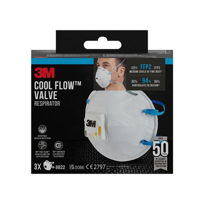 Una confezione di maschere antipolvere 3M™ Cool Flow™ 8822, FFP2, con valvola di 3M Deutschland GmbH, mostra una persona che indossa la maschera. La confezione evidenzia la protezione FFP2, la valvola Cool Flow, 3 maschere per scatola e oltre 50 anni di esperienza.