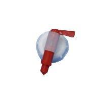 Un primo piano di un rubinetto rosso per taniche da 20L di Diversey Deutschland GmbH & Co. OHG, per il travaso in contenitori più piccoli, fissato a un contenitore bianco e blu, su sfondo bianco. Confezione: 1 pezzo.