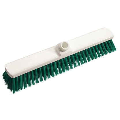 La scopa da cortile 400x60x50 mm, media durezza di Diversey Deutschland GmbH & Co. OHG dispone di setole verdi di media durezza ed è ideale in combinazione con un manico per la pulizia delle aree esterne.
