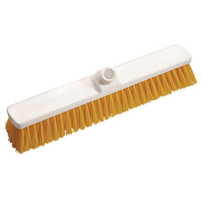La scopa da cortile 400x60x50 mm, media durezza di Diversey Deutschland GmbH & Co. OHG dispone di setole gialle densamente confezionate e un foro filettato per l'attacco del manico - perfetto per la pulizia all'aperto, raffigurato su uno sfondo bianco semplice.