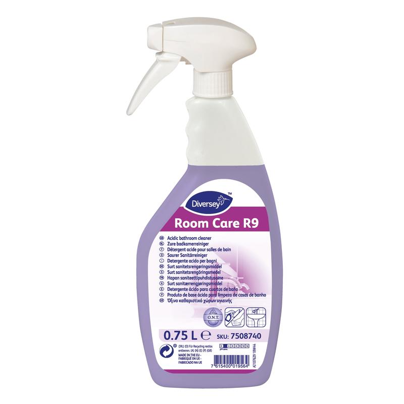 Una bottiglia spray bianca da 0,75 l di Diversey Room Care R9 Detergente acido per sanitari di Diversey Deutschland GmbH & Co. OHG, con soluzione detergente viola e istruzioni multilingue; disponibile in cartoni da 6 bottiglie.