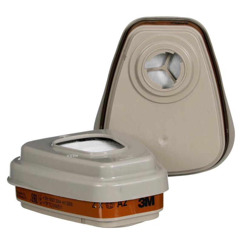 Sono raffigurati due filtri beige 3M™ 6002-1SP, vapori organici A2P2 della 3M Deutschland GmbH - uno in verticale con l'apertura di aspirazione, l'altro piatto con la superficie del filtro e i dettagli del prodotto. La confezione contiene 1 pezzo.