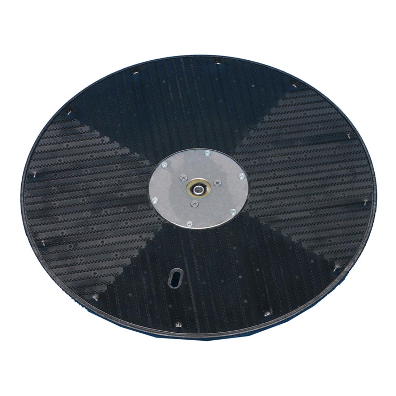 La vista dettagliata del supporto Highspeed (43 cm) di Diversey Deutschland GmbH & Co. OHG mostra la sua piastra centrale in metallo e la superficie modellata e scanalata, progettata per TASKI ergodisc duo/400-ideale per il personale di pulizia, il pacchetto contiene 1 pezzo.