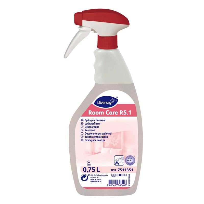 Una bottiglia da 750 ml di Room Care R5.1 deodorante per ambienti al profumo di primavera di Diversey Deutschland con erogatore rosso-bianco, etichettata con informazioni sul prodotto e marchio.