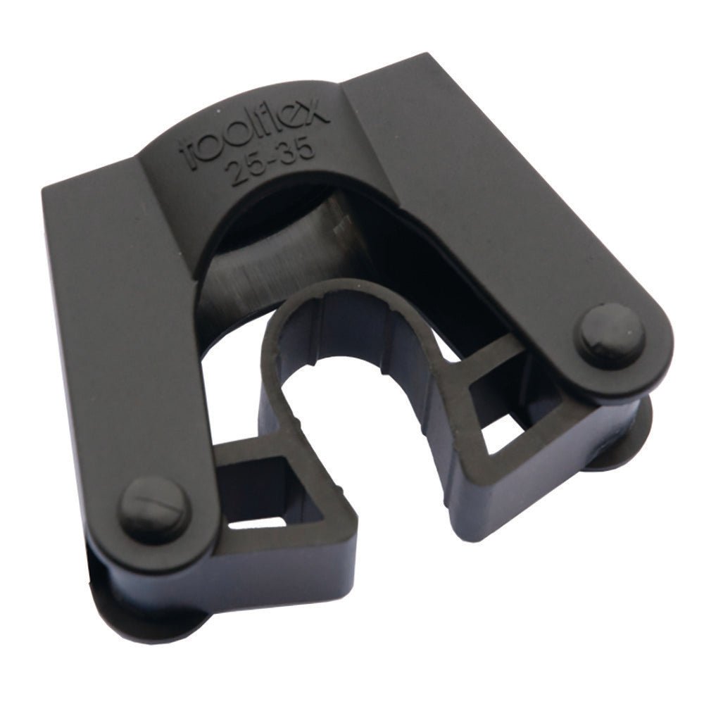 Un clip nero in plastica, portautensili TASKI Toolflex di Diversey Deutschland GmbH & Co. OHG, con una fessura centrale curva che tiene saldamente in posizione manici cilindrici o strumenti di pulizia.