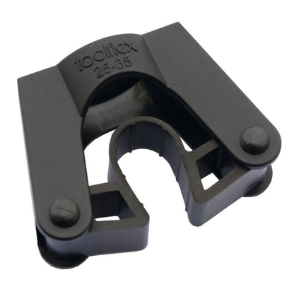 Un clip nero in plastica, portautensili TASKI Toolflex di Diversey Deutschland GmbH & Co. OHG, con una fessura centrale curva che tiene saldamente in posizione manici cilindrici o strumenti di pulizia.