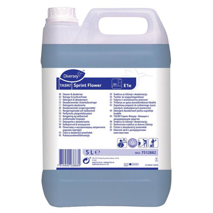 Un contenitore di plastica da 5 litri di detergente deodorante TASKI Sprint Flower di Diversey Deutschland GmbH & Co. OHG, con etichetta bianca multilingue e riempito con un fresco liquido detergente blu.