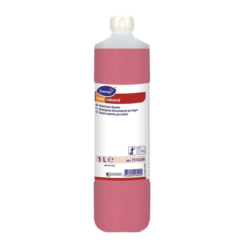 Una bottiglia da 1 litro di TASKI Calcacid Detergente sanitario di base di Diversey Deutschland GmbH & Co. OHG, un disincrostante e detergente per bagno liquido rosa con tappo bianco ed etichetta multilingue.