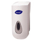 Un distributore ricaricabile Soft Care Bulk da parete bianco (800 ml) di Diversey Deutschland GmbH & Co. OHG dispone di una finestra trasparente, un logo "Diversey" blu, funzionamento manuale ed è chiudibile a chiave. Compatibile con distributori ricaricabili Soft Care da 800 ml.