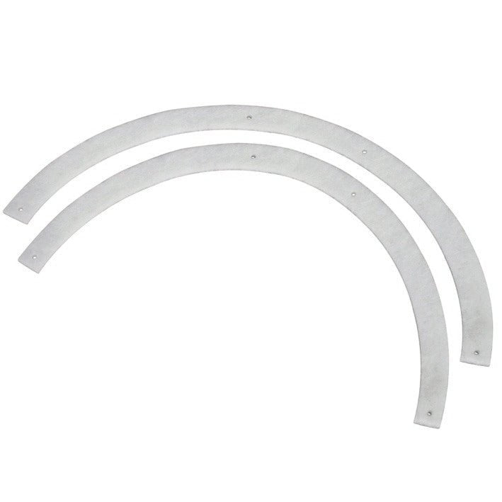Due strisce metalliche identiche e curve con fori preforati su entrambe le estremità e al centro, ideali per il fissaggio del vostro filtro di scarico opzionale | Confezione (1 pezzo) di Diversey Deutschland GmbH & Co. OHG, raffigurato su sfondo bianco.
