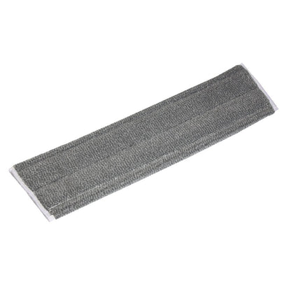 Su sfondo bianco è raffigurato un mop rettangolare grigio TASKI Jonmaster Pro HD della Diversey Deutschland GmbH & Co. OHG con microfibra strutturata, angoli arrotondati e bordo bianco - ideale per compiti di pulizia professionale.