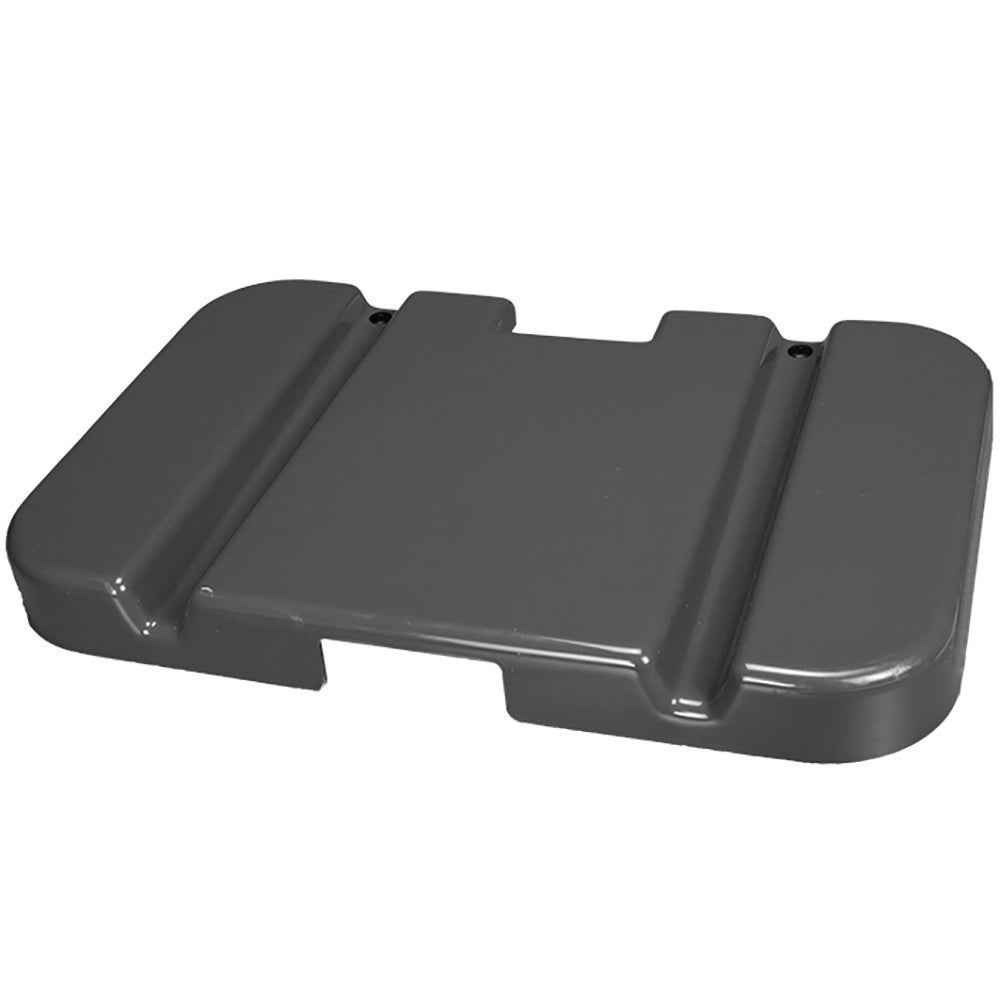 Der Abfalldeckel - 110-150L von Diversey Deutschland GmbH & Co. OHG ist ein rechteckiger, dunkelgrauer Kunststoffdeckel mit einer Einkerbung und eingerückten Linien, passend für 110-150L Müllsäcke. Packung: 1 Stück.