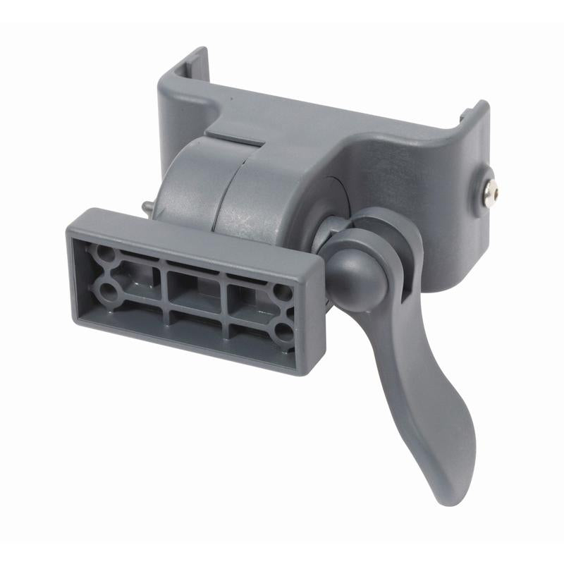 Il connettore TASKI di Diversey Deutschland GmbH & Co. OHG è un supporto a cerniera regolabile in plastica grigia con base rettangolare e impugnatura a leva, per la pulizia professionale, qui raffigurato come confezione (1 pezzo) su sfondo bianco.