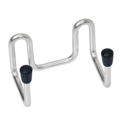 Il gancio accessorio TASKI della Diversey Deutschland GmbH & Co. OHG è un gancio argentato a zigzag con due punte, ciascuna dotata di un cappuccio in gomma nera - ideale per conservare gli accessori di pulizia su uno sfondo bianco.