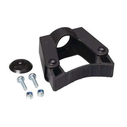 Il portautensili TASKI Toolflex di Diversey Deutschland GmbH & Co. OHG è un supporto di montaggio nero in plastica con un foro superiore rotondo, raffigurato con due viti, due dadi e un cappuccio nero con tre fori su sfondo bianco.
