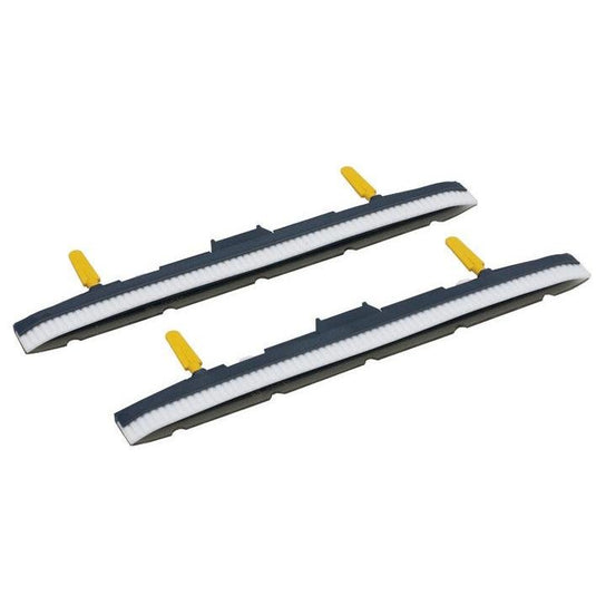 Due corpi di bocchetta di aspirazione con lamella di aspirazione per TASKI swingo 150 di Diversey Deutschland GmbH & Co. OHG, ciascuno con setole bianche, corpo grigio scuro e linguette gialle – ideali per il Suo kit di bocchette di aspirazione. Confezione (1 pezzo). Raffigurati su sfondo bianco.
