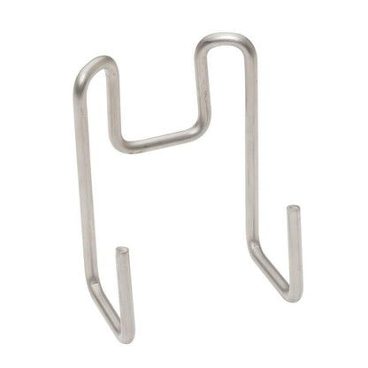 Il gancio accessorio TASKI della Diversey Deutschland GmbH & Co. OHG è un gancio in filo metallico con due punte e un'estremità arcuata, ideale per conservare gli accessori di pulizia. Si erge in posizione verticale su un fondo bianco.
