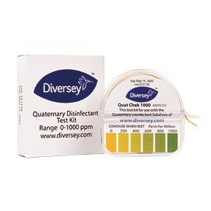 Il kit di test Diversey QUAT, 1 pz. di Diversey Deutschland GmbH & Co. OHG è composto da una scatola bianca e un contenitore rotondo per strisce reattive con una tabella dei colori che mostra i livelli di concentrazione di QUAT da 0 a 1000 ppm.