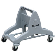 Il carrello del sistema a due secchi TASKI DuoMop della Diversey Deutschland GmbH & Co. OHG è un carrello in plastica grigia con quattro ruote piroettanti e un'alta maniglia centrale, ideale per l'uso manuale con grandi contenitori o per compiti di pulizia del pavimento.