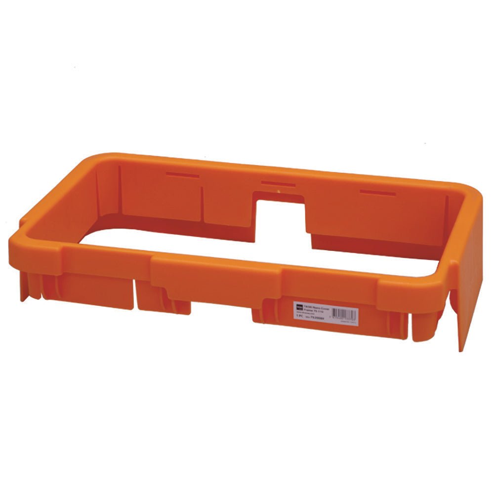 Una cornice di copertura TASKI Nano arancione (75-110L) di Diversey Deutschland GmbH & Co. OHG, progettata per il supporto per secchio di panni Nano 75-110L (doppio supporto 7518886), dispone di fessure, un ritaglio e un'etichetta con codice a barre in un angolo su sfondo bianco.