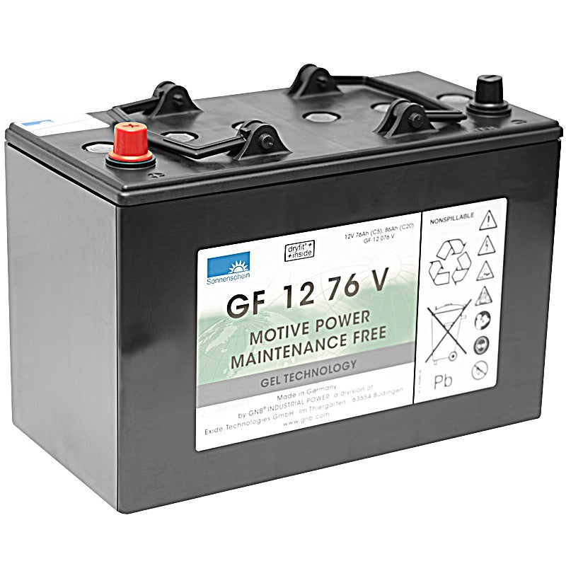 Un blocco di trazione a batteria nero 12V/76Ah a gel di Diversey Deutschland GmbH & Co. OHG, esente da manutenzione con morsetti rossi/neri e simboli di sicurezza/riciclaggio su etichetta bianca. Tensione di esercizio: 12V, Capacità: 76Ah. Confezione (1 pezzo).