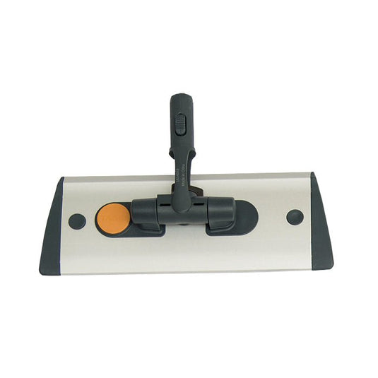 Il supporto per mop TASKI Jonmaster UltraPlus in alluminio della Diversey Deutschland GmbH & Co. OHG è dotato di una base rettangolare color argento metallizzato, di un attacco centrale per l’impugnatura, di un pulsante arancione e di terminali neri: perfetto per la pulizia professionale.