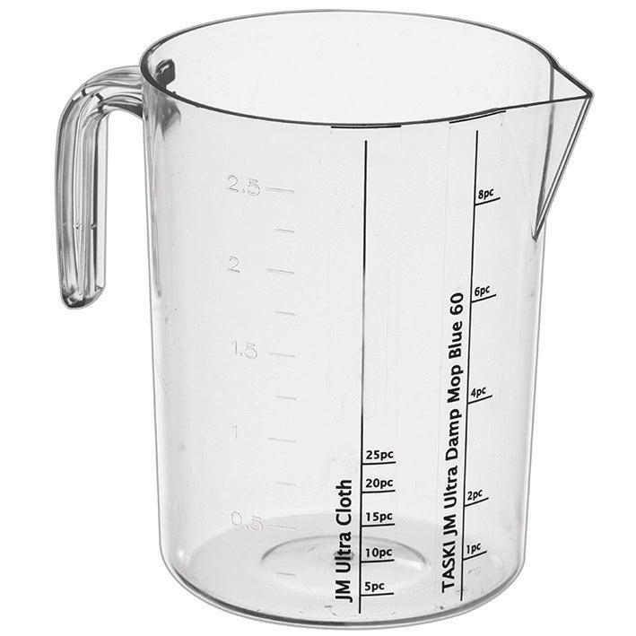 Il misurino Diversey con set di adesivi (1 pezzo) di Diversey Deutschland GmbH & Co. OHG è una caraffa di plastica trasparente con manico, beccuccio, gradazioni in litri e linee di riferimento per la preparazione dei mop TASKI Jonmaster. Include un set di adesivi per una facile identificazione.