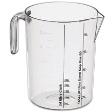 Il misurino Diversey con set di adesivi (1 pezzo) di Diversey Deutschland GmbH & Co. OHG è una caraffa di plastica trasparente con manico, beccuccio, gradazioni in litri e linee di riferimento per la preparazione dei mop TASKI Jonmaster. Include un set di adesivi per una facile identificazione.