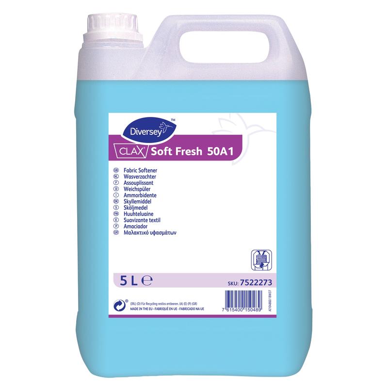 Un contenitore di plastica da 5L di Diversey Deutschland GmbH & Co. OHG Clax Soft Fresh 50A1 Ammorbidente con profumo fresco, liquido blu, etichetta multilingue, manico superiore; lascia un profumo fresco e riduce l'elettricità statica del bucato.