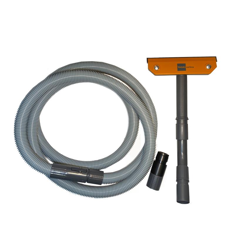 Su sfondo bianco sono raffigurati un tubo flessibile grigio, una bocchetta per pavimenti grigio-arancione e un adattatore del set di pulizia manuale, Seter Ha per l'uso manuale (Diversey Deutschland GmbH & Co. OHG).