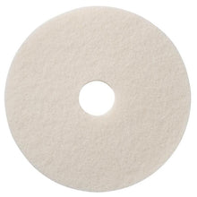 Il TASKI Americo Pad Bianco Highspeed di alta qualità di Diversey Deutschland GmbH & Co. OHG è un pad rotondo, piatto, bianco con superficie strutturata e foro centrale, sviluppato per lucidare i pavimenti in modo efficiente, raffigurato su sfondo bianco.