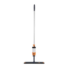 Il dispositivo spray TASKI VersaPlus 2.0 (60 cm) di Diversey Deutschland è dotato di un manico in metallo, un grilletto arancione, una bottiglia trasparente per liquidi vicino al manico, un tampone rettangolare con supporto in velcro per un facile fissaggio; la confezione contiene 1 pezzo.