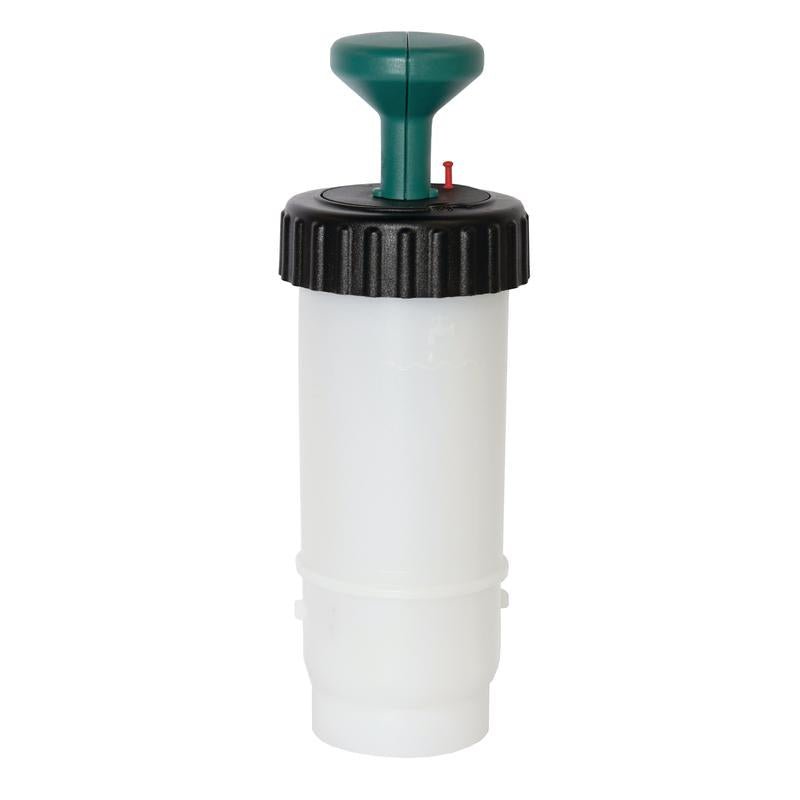 La bottiglia TASKI VersaPlus 2.0 da 0,6 L verde di Diversey è una bottiglia a pressione bianca da 600 ml con tappo a vite nero e manico verde, ideale per la pulizia professionale con i sistemi TASKI VersaPlus 2.0 (1 pezzo).