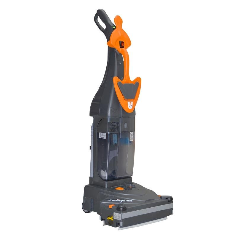Una TASKI swingo 150 B Li-Ion nero-arancione di Diversey, una lavasciuga ultracompatta a batteria con tecnologia agli ioni di litio e spazzola a rullo, è raffigurata su uno sfondo bianco.