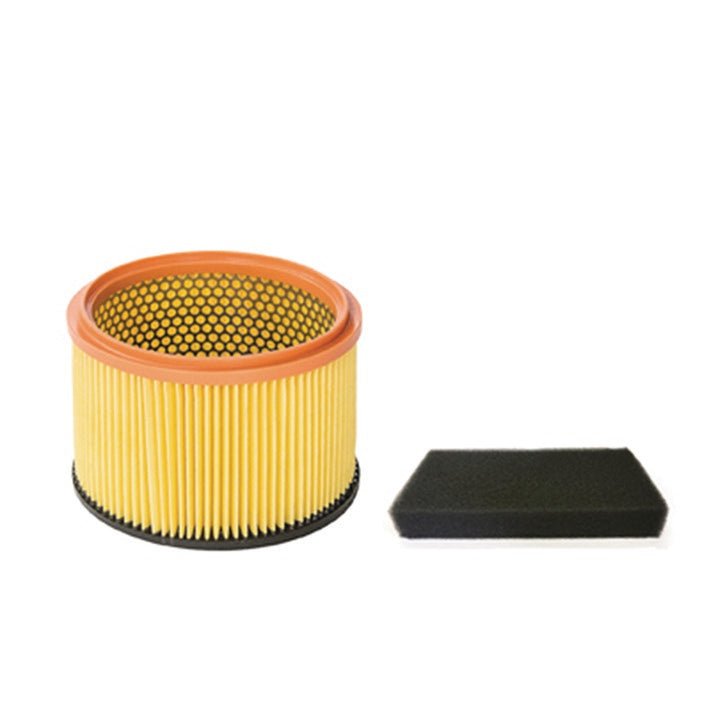 Il set di filtri standard TASKI go (1 pezzo) di Diversey Deutschland GmbH & Co. OHG, composto da un filtro dell'aria in carta pieghettata cilindrica con bordo arancione e un filtro in schiuma nera rettangolare, è raffigurato su uno sfondo bianco.