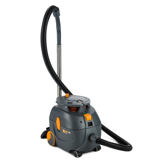 Il TASKI AERO 15 PLUS di Diversey Deutschland GmbH & Co. OHG è un aspirapolvere a serbatoio compatto, potente e silenzioso, dotato di accessori (1 pezzo), ideale per una pulizia silenziosa, raffigurato su sfondo bianco.