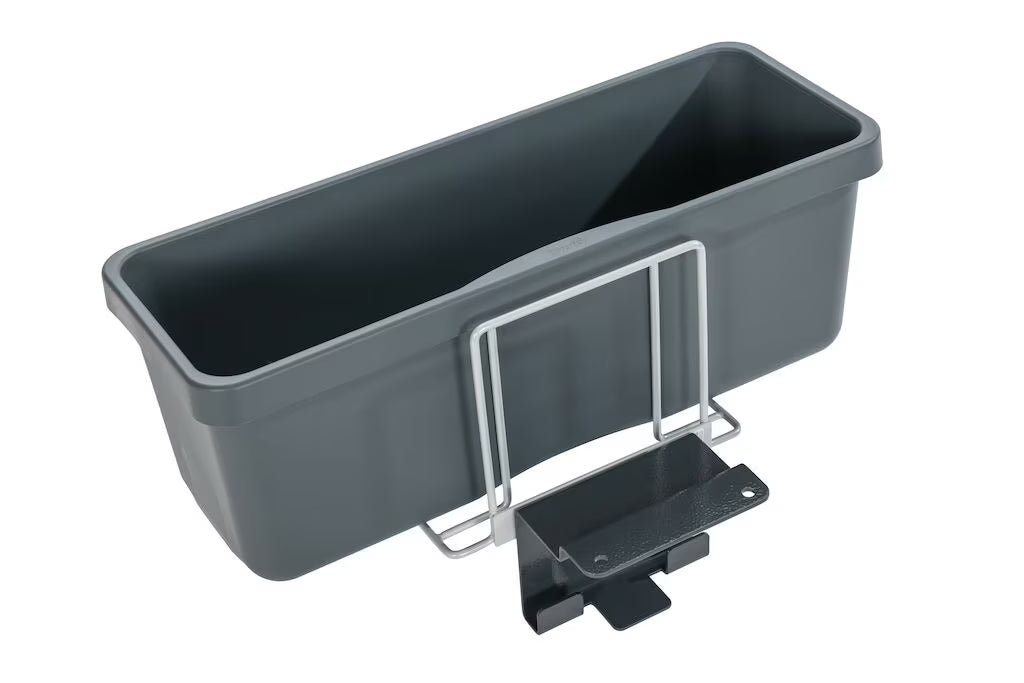 Una fioriera rettangolare in plastica grigio scuro con un supporto per scatola Mopp AERO 3500 in metallo e una clip di fissaggio frontale di Diversey Deutschland GmbH & Co. OHG, isolata su sfondo bianco.