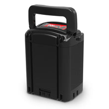 Una batteria NX nera (1 pezzo) di Diversey Deutschland GmbH & Co. OHG, con superficie strutturata e maniglia, per TASKI swingo 250µicro (2 batterie incluse), raffigurata su sfondo bianco.