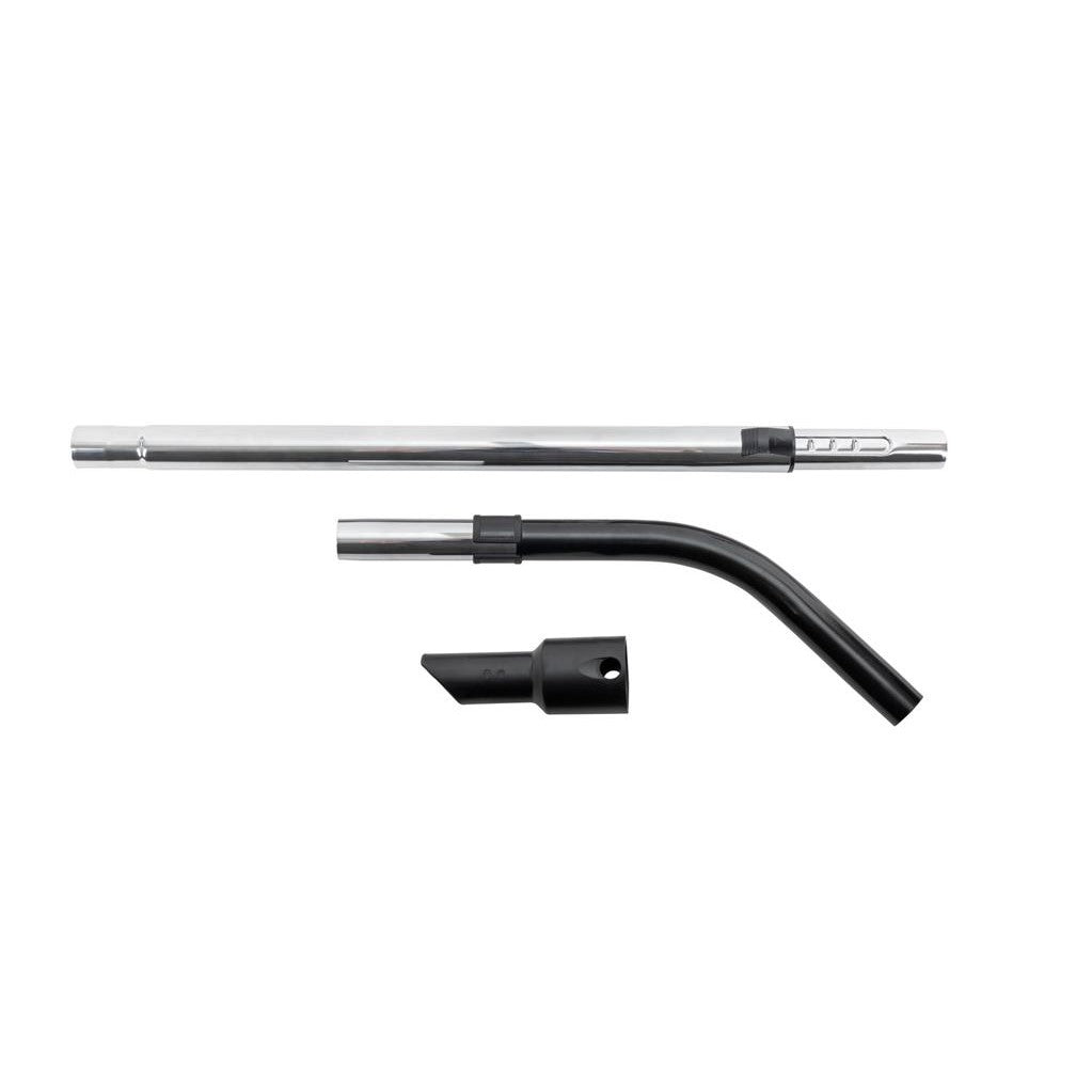 Il kit di aggiornamento TASKI AERO di Diversey contiene un gomito in metallo, un raccordo per tubo e un'asta telescopica per aspirapolvere a serbatoio Aero, raffigurati su sfondo bianco per evidenziare le prestazioni di pulizia dei singoli accessori.